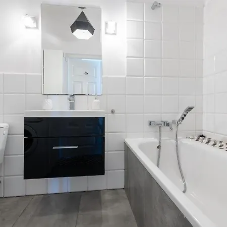 Wilcza 55 Prywatne Mieszkanie Z Oddzielną Sypialnią W Centrum 400m Od Dworca Centralnego Samodzielne Zameldowanie! Self Check-in System!